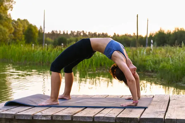 Kadın, doğa üzerinde sağlıklı bir yaşam tarzına sahiptir. Sağlıklı yaşam tarzı.