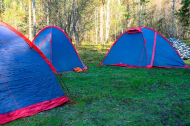 Güney Urallar 'ın dağlarındaki bir açıklıkta ormandaki turist çadırları..