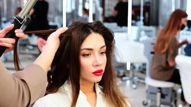 Testa Donna Bruna Con Capelli Arricciati Styling Dei Capelli Nel — Video Stock