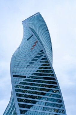 Moskova, Rusya - 18 Ocak 2022: Moskova-Şehir Moskova 'da bir iş merkezidir. Kar yağışı sırasında modern şirket binalarının tepeleri. Gökdelenlerin düşük açılı görüntüsü.