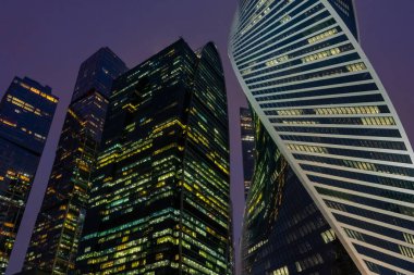 Moskova, Rusya - 18 Ocak 2022: Moskova-Şehir, Moskova 'da bir iş merkezidir. Gökdelenlerin gece aydınlığı.