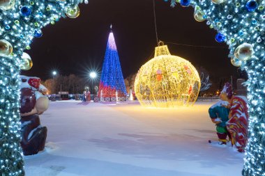 Ulyanovsk, Rusya - 14 Şubat 2022: Noel ağacı, Noel balosu, Noel Baba, Kar Bakiresi manzarası şehrin karla kaplı merkez meydanındaki dekoratif bir kemerden.