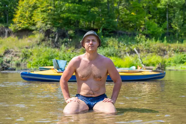 Kayığın arka planında güçlü bir adam. Hızlı nehirde rafting. Macera dolu bir hayat tarzı. Seyahat tutkusu kavramı. Aktif hafta sonu tatili vahşi doğa. Kano gezisi..