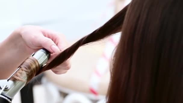 Güzellik Salonunda Saç Şekillendirme Için Kıvırcık Saçlı Esmer Kadın Şefi — Stok video