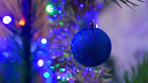 Choinka Ozdobiona Niebieską Szklaną Kulą Bożonarodzeniowej Gałązce Świerku Tle Bokeh — Wideo stockowe