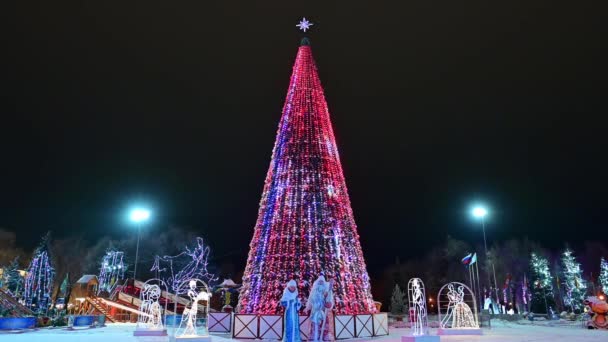 Vánoční Stromeček Zdobený Blikajícími Žárovkami Vánočními Míčky Santa Clausem Sněhovou — Stock video