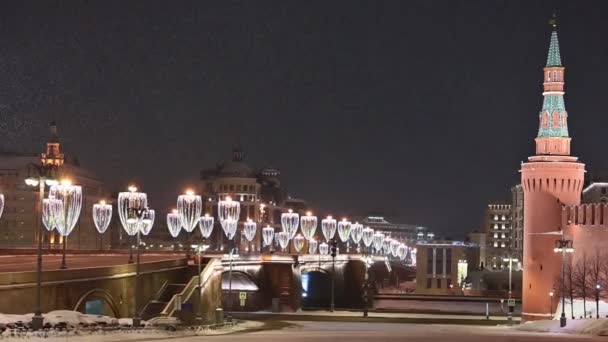 クレムリンとクリスマスの装飾の眺めとモスクワの赤の広場の吹雪 冬の天気の厚い降雪は新年の気分をパーソナライズします — ストック動画