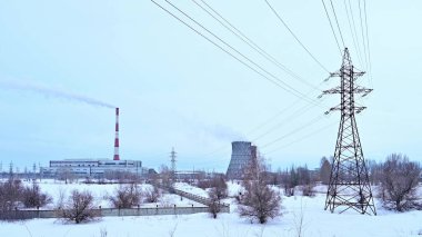 Gaz ve elektrik santralini soğuk bir kış gününde büyük borular, duman, buhar ve elektrik santralleriyle birleştirdi. Isı ve güç endüstrisinde doğal gaz kullanımı. Güç endüstrisi.