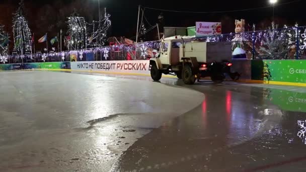 2022年1月6日 俄罗斯乌里扬诺夫斯克 在圣诞装饰和闪闪发光的花环的背景下 一台冰造再造机 灌装机 在溜冰场上巡游 — 图库视频影像