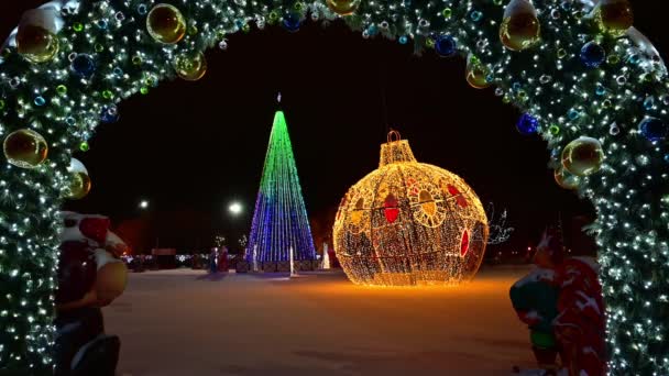 Різдвяна Ялинка Великий Прикрашені Мерехтливі Лампочки Гірлянди Різдвяній Сніговій Площі — стокове відео