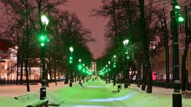 Yılbaşı süslerinde bulvar halkası ve karlı havada çok renkli çelenkler. Moskova 'da Noel sokağı.