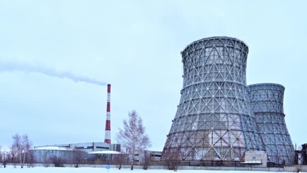 在寒冷的冬日里 燃气与巨大的管道 发电厂相结合 天然气在热电工业中的使用 具有平滑缩放的视频 — 图库视频影像