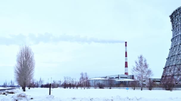 Mroźny Zimowy Dzień Gazociąg Połączony Elektrownią Dużymi Rurami Dymem Parą — Wideo stockowe