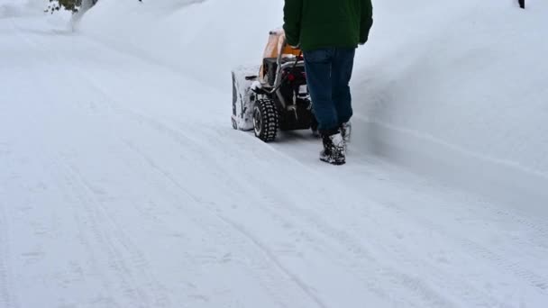 Pracownik Drogowy Usuwa Śnieg Pomocą Dmuchawy Śnieżnej Czasie Opadów Śniegu — Wideo stockowe