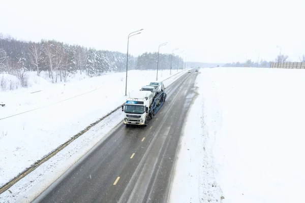 Ein Autotransportanhänger Autotransporter Sattelzug Sattelzugmaschine Gütertransport Bei Harten Winterbedingungen Auf Stockbild