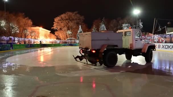2022年1月6日 俄罗斯乌里扬诺夫斯克 在圣诞装饰和闪闪发光的花环的背景下 一台冰造再造机 灌装机 在溜冰场上巡游 — 图库视频影像