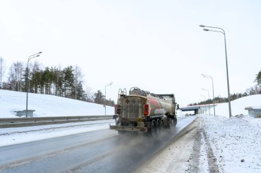 Benzin tankeri, benzinli yük kamyonu, kamyonet, traktör ünitesi. Kargo taşımacılığı sert kış koşullarında kaygan, buzlu ve karlı yollarda yapılır. Başlık: Yanıcı madde.