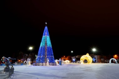 Ulyanovsk, Rusya - 14 Şubat 2022: Bir Noel ağacı, bir Noel balosu, Noel Baba ve bir Kar Kızı şehrin merkezi meydanında.