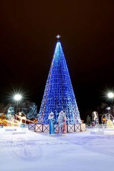 Ulyanovsk, Rusya - 14 Şubat 2022: Noel ağacı, Noel Baba, Kar Kızları şehrin merkezi meydanında. Noel süslemeleri içinde karla kaplı cadde.