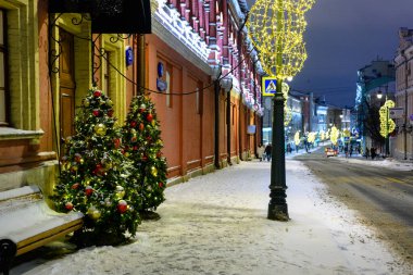 Moskova, Rusya - 17 Ocak 2022: Sokakların Noel süslemesi. Şehirde çok güzel festival manzaraları var. Kar fırtınası..