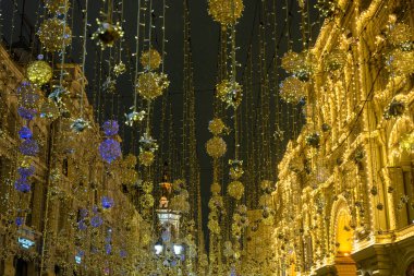 Moskova, Rusya - 17 Ocak 2022: Şehir sokaklarında yılbaşı fenerleri. Şehir caddesi çelenklerle süslenmiş. Şehir dekorasyonu. Gece Avrupa şehri. Kar fırtınası..