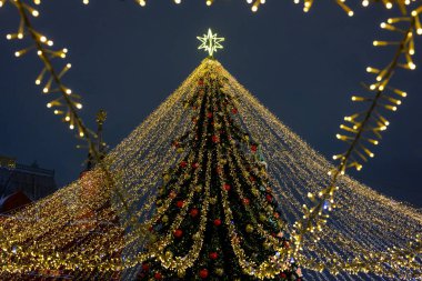 Moskova, Rusya Federasyonu - 17 Ocak 2022 Manege Meydanı 'nın yeni yıl ve Noel süslemeleri. Kar fırtınası..