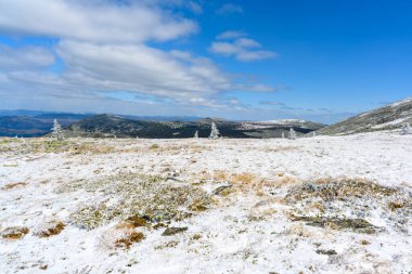 Baharda eşsiz bir manzarası, bitkisi ve çeşitliliği olan Güney Ural Dağları.