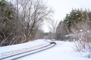 Ulyanovsk, Rusya - 13 Şubat 2022: Dağlık bir ormanda karlı kış yolu. Güzel kış manzarası.