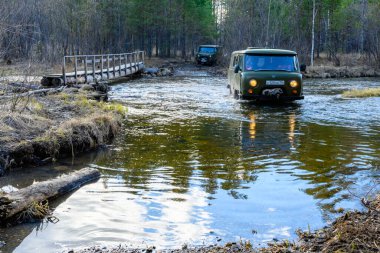 Beloretsk, Rusya - 6 Mayıs 2022: Baharda eşsiz bir manzara, bitki örtüsü ve çeşitliliğe sahip Güney Ural spor aracı.
