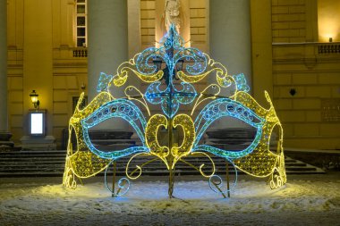 Moskova, Rusya - 17 Ocak 2022: Şehrin sokaklarında Noel aydınlatma figürleri. Renkli, parlak bir Noel ve yeni yıl süsü ve şehir sokaklarında çelenkler. Kar fırtınası..