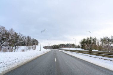 Karlı kış yolu. Avrupa ormanlarının soğuk manzarası. Finlandiya otoyolu gezisi. Yol ve yol karlı sokak gezisi. Sürücü.