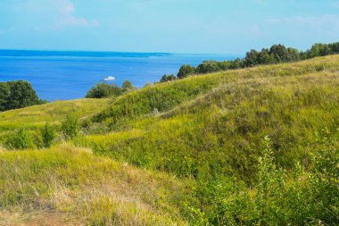 Volga Nehri 'nin en geniş yeri. Bulutlu bir yaz gününde güzel bir manzara.