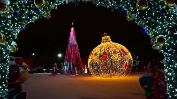 Різдвяна Ялинка Великий Прикрашені Мерехтливі Лампочки Гірлянди Різдвяній Сніговій Площі — стокове відео