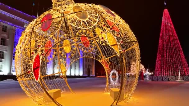 Árbol Navidad Gran Bola Decorada Con Bombillas Parpadeantes Guirnaldas Plaza — Vídeos de Stock