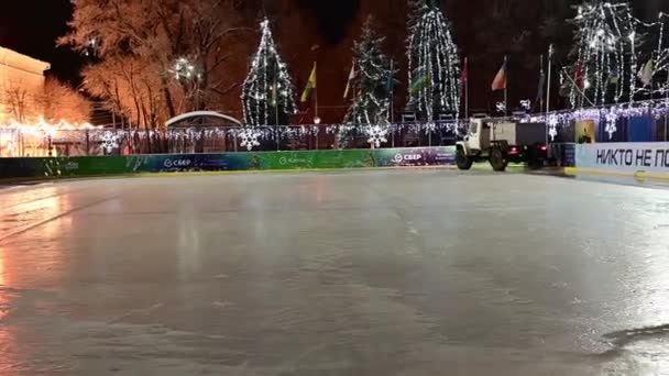 2022年1月6日 俄罗斯乌里扬诺夫斯克 一台加冰机在圣诞装饰和闪烁的花环的背景下 在溜冰场上巡游 — 图库视频影像