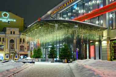 Moskova, Rusya - 17 Ocak 2022: Sokakların Noel süslemesi. Şehirde çok güzel festival manzaraları var. Kar fırtınası..