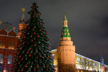 Moskova, Rusya Federasyonu - 17 Ocak 2022 Manege Meydanı 'nın yeni yıl ve Noel süslemeleri. Kar fırtınası..