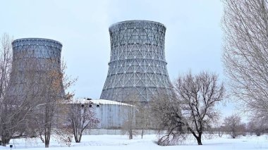 Gaz ve elektrik santralini soğuk bir kış gününde büyük borular, duman, buhar ve elektrik santralleriyle birleştirdi. Isı ve güç endüstrisinde doğal gaz kullanımı. Doğalgaz eksikliği krizi.