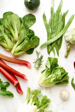 Salata ve sebzeli sağlıklı vejetaryen desen beyaz mermer masa, üst görünüm, 