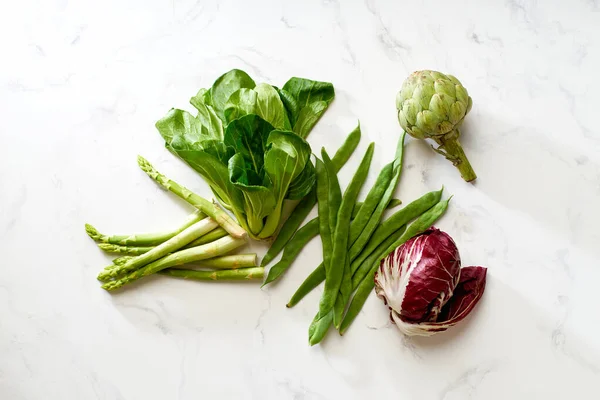 Ensalada Verduras Mesa Mármol Blanco Vista Superior Concepto Comida Vegetariana — Foto de Stock