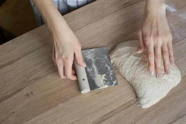 Жіночі Руки Складаються Замінюють Тісто Кухонній Лічильниці Випічки Хліба Сільського — стокове фото