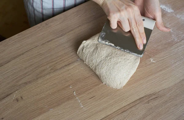 Vrouwelijke Handen Vouwen Kneden Het Deeg Een Aanrecht Voor Het — Stockfoto