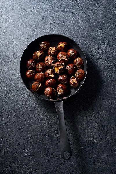 Overhead Shot Pan Roasted Chestnuts Dark Background — Stock Photo, Image