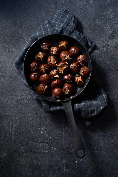 Overhead Shot Pan Roasted Chestnuts Dark Background — Stock Photo, Image