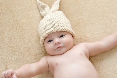 Yatakta yatan iki aylık güzel erkek bebek manzarası..