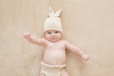 İki aylık güzel erkek bebek yatakta yatıyor..