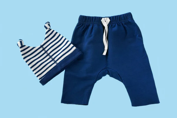 Composição Leigos Planos Com Calças Bebê Algodão Azul Boné Fundo — Fotografia de Stock