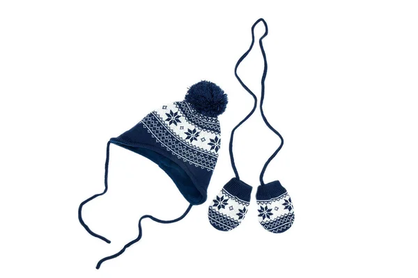 一套蓝色针织的帽子和手套 用于隔离在白色背景下的婴儿 孩子们冬天的衣服男孩的配件 — 图库照片