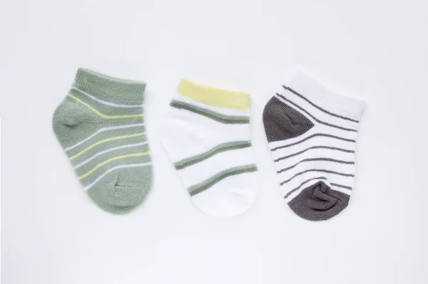 Trois Chaussettes Bébé Isolées Sur Fond Blanc — Photo