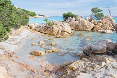 Capriccioli sahilinin detayları, Sardunya